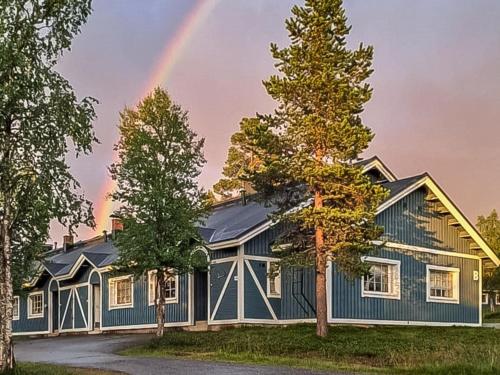 ein Haus mit einem Regenbogen am Himmel in der Unterkunft Holiday Home Tunturikuksa by Interhome in Saariselkä