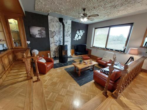 un salon avec un canapé et une table dans l'établissement Holiday Home des Aulnes by Interhome, à Cléder