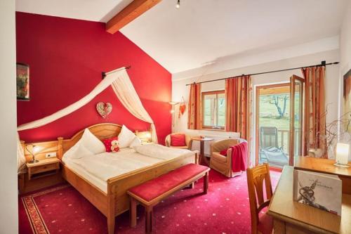 Кровать или кровати в номере Landhotel Sportalm