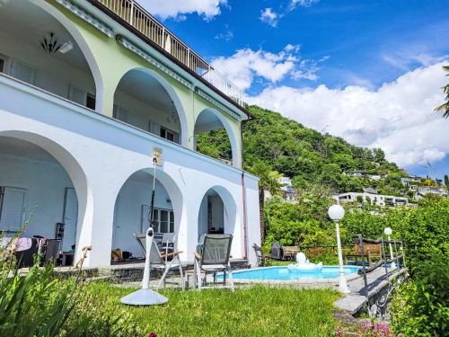 una casa con una piscina di fronte di Villa Villa Vernice Gialla by Interhome a Minusio