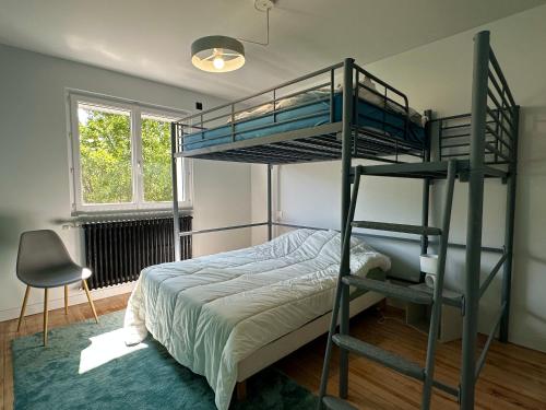 une chambre avec un lit superposé avec une échelle dans l'établissement Maison avec piscine le puy en velay, à Vals-près-le-Puy