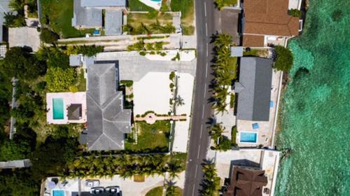 Φωτογραφία από το άλμπουμ του Seaside Paradise Spacious Home with SEVEN bedroom - steps to Sea! στο Νασσάου