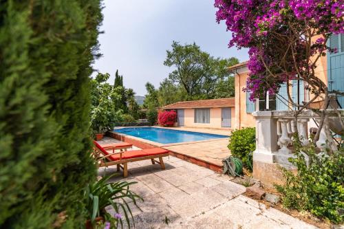 une piscine avec un banc à côté d'une maison dans l'établissement Havre de paix au pied du Faron, à Toulon