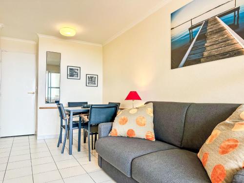 un salon avec un canapé et une table dans l'établissement Apartment L'Esquinade - G4 126 by Interhome, à Agay