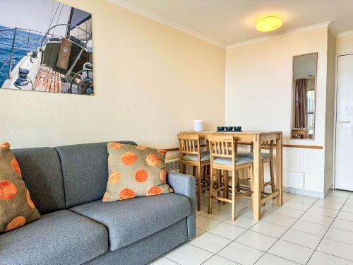 salon z kanapą i stołem w obiekcie Apartment L'Esquinade - G4 125 by Interhome w mieście Agay - Saint Raphael