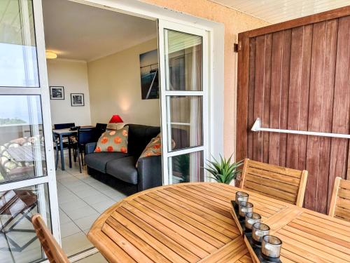 un salon avec un canapé et une table dans l'établissement Apartment L'Esquinade - G4 126 by Interhome, à Agay