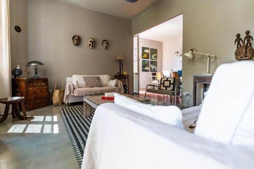 un salon avec un canapé et une table dans l'établissement Havre de paix au pied du Faron, à Toulon