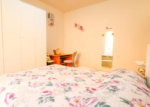 Ένα ή περισσότερα κρεβάτια σε δωμάτιο στο Quiet Mountains Apartment - with Wi-Fi, Smart TV