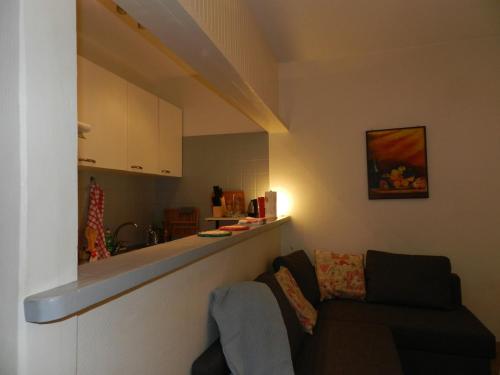 un salon avec un canapé et une cuisine dans l'établissement 5 mins from Monaco, à Beausoleil