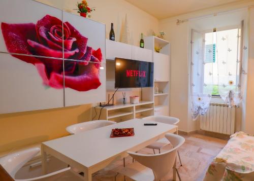Μια τηλεόραση ή/και κέντρο ψυχαγωγίας στο Quiet Mountains Apartment - with Wi-Fi, Smart TV