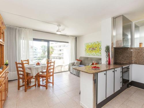 Kuchyňa alebo kuchynka v ubytovaní Apartment Riviera Park J 52 by Interhome
