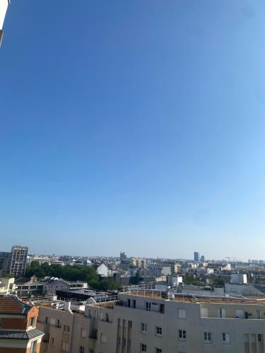 une vue d'une ville depuis un bâtiment dans l'établissement Bel appartement au centre de PARIS, à Paris