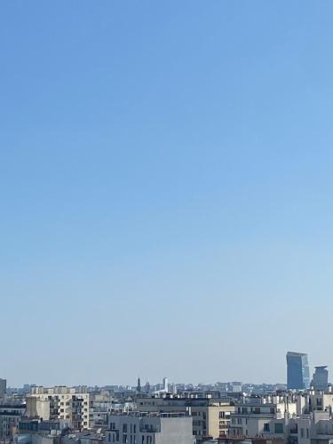 une vue sur les toits d'une ville avec des bâtiments dans l'établissement Bel appartement au centre de PARIS, à Paris