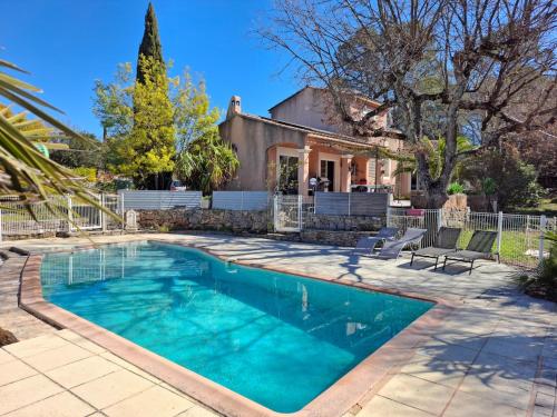 une piscine devant une maison dans l'établissement Maison Harmonia! Private Pool, BBQ, AC and Playground, à Besse-sur-Issole