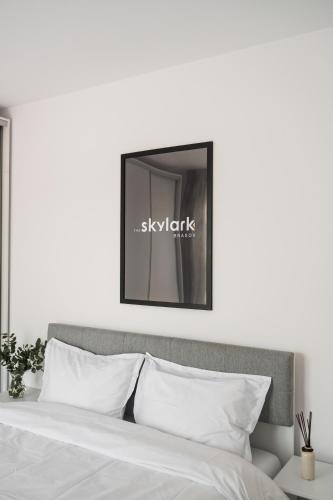 Ένα ή περισσότερα κρεβάτια σε δωμάτιο στο Skylark - Sydney Penthouse with Jacuzzi and Mountain View