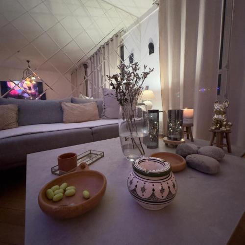 un salon avec un canapé et une table dans l'établissement magnifique appartement proche du centre, à Paris