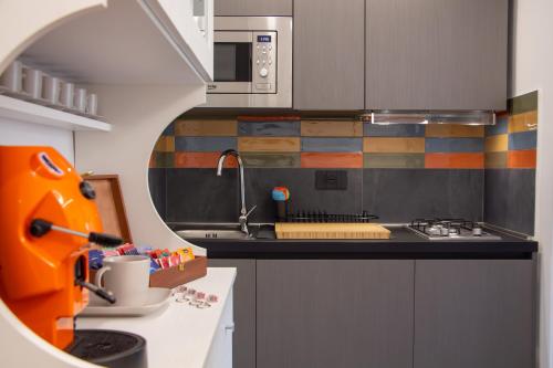 eine Küche mit Spüle und einem orangefarbenen Bulldozer in der Unterkunft vesuvius115 in Neapel