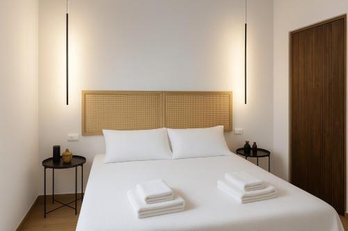 Giường trong phòng chung tại Theni luxury Apartments Chania downtown