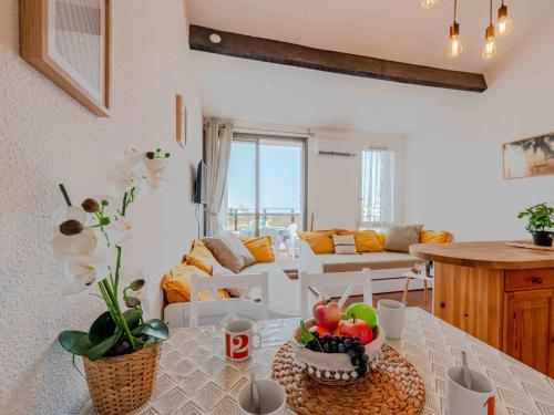 - un salon avec une table et des fruits dans l'établissement Apartment Palmyra-6 by Interhome, au Barcarès