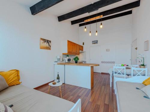 une cuisine et un salon avec une table dans la chambre dans l'établissement Apartment Palmyra-6 by Interhome, au Barcarès