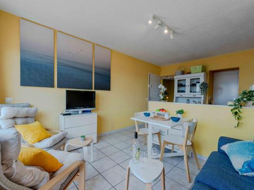 un salon avec un canapé et une table dans l'établissement Apartment Palmyra-3 by Interhome, au Barcarès