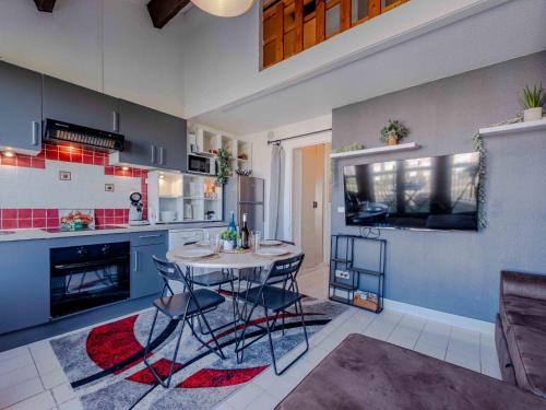 une cuisine avec une table et des chaises dans une pièce dans l'établissement Apartment Barbados-5 by Interhome, au Barcarès