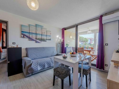 un salon avec un canapé et une table dans l'établissement Apartment Coudalère - Jamaica-2 by Interhome, au Barcarès