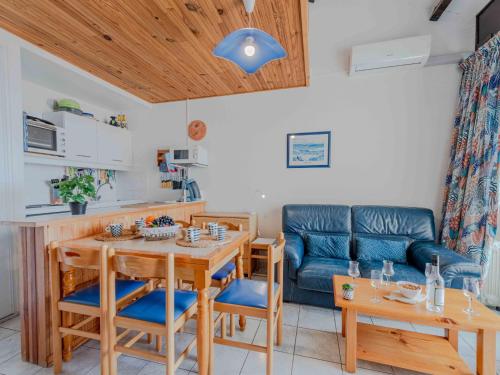 une cuisine et un salon avec une table et un canapé dans l'établissement Apartment Dominica-3 by Interhome, au Barcarès