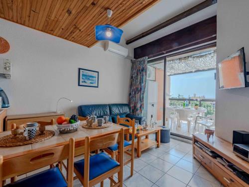 une cuisine et une salle à manger avec une table et des chaises dans l'établissement Apartment Dominica-3 by Interhome, au Barcarès