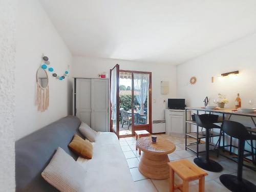 Η κουζίνα ή μικρή κουζίνα στο Apartment Jardins de la Palmyre 2-1 by Interhome