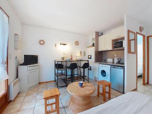 Η κουζίνα ή μικρή κουζίνα στο Apartment Jardins de la Palmyre 2-1 by Interhome