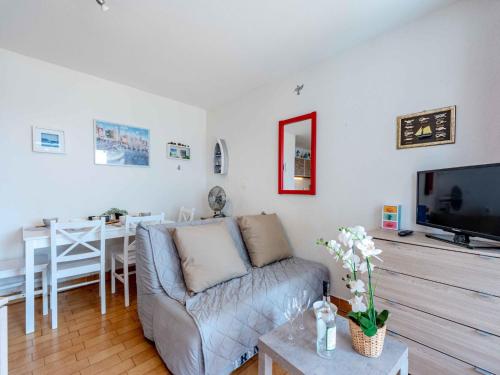 un salon avec un canapé et une table dans l'établissement Apartment Antigua-6 by Interhome, au Barcarès