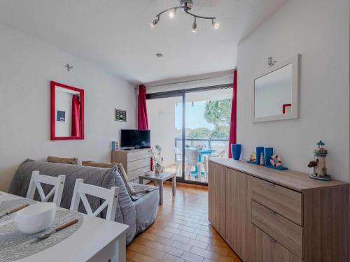 un salon avec un canapé et une table dans l'établissement Apartment Antigua-6 by Interhome, au Barcarès