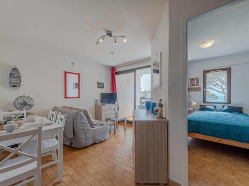- une chambre et un salon avec un lit et une table dans l'établissement Apartment Antigua-6 by Interhome, au Barcarès