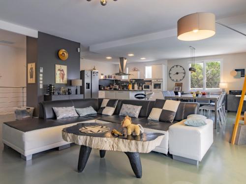 un salon avec un canapé et une table dans l'établissement Villa Castellas by Interhome, à Fressac