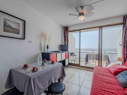 d'un salon avec une table et un canapé ainsi que d'un balcon. dans l'établissement Apartment Les Marquises-5 by Interhome, au Barcarès