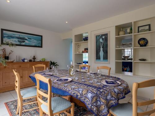 une salle à manger avec une table et des chaises dans l'établissement Holiday Home Ty Stella by Interhome, à Porspoder