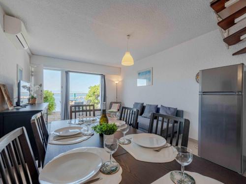 une salle à manger avec une table et un réfrigérateur dans l'établissement Apartment Coudalère-Guadeloupe-9 by Interhome, au Barcarès