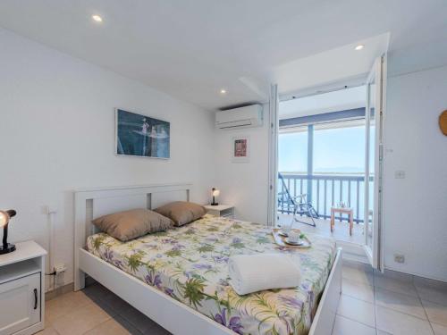 une chambre avec un lit avec vue sur l'océan dans l'établissement Apartment Coudalère-Guadeloupe-9 by Interhome, au Barcarès