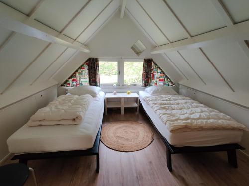 Katil atau katil-katil dalam bilik di Rustige bungalow in Zuid-Limburg