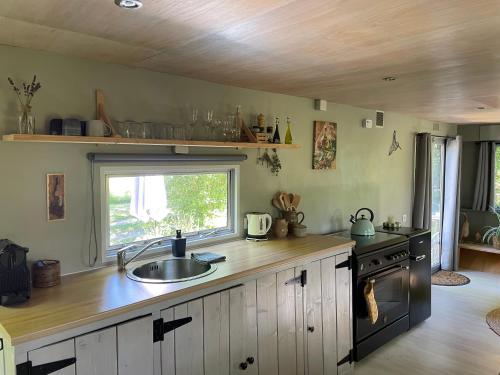BeyssacにあるUn bel endroit dans la natureのシンクとコンロのあるキッチン