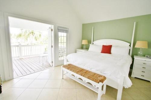 En eller flere senge i et værelse på Indigo Reef #10 - Sunset Bay - Luxury Waterfront Villa, 31' Dock