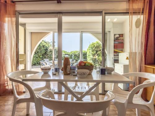 une salle à manger avec une table et des chaises dans l'établissement Apartment Les Maisons sur la Plage-3 by Interhome, au Cap d'Agde