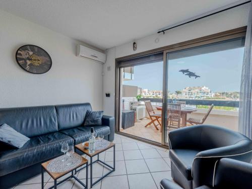 un salon avec un canapé et une vue sur l'océan dans l'établissement Apartment Palmyra-4 by Interhome, au Barcarès