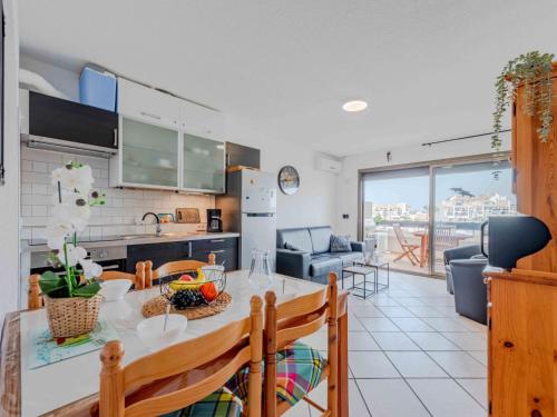 une cuisine et un salon avec une table et des chaises dans l'établissement Apartment Palmyra-4 by Interhome, au Barcarès