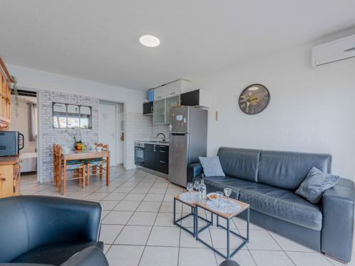 un salon avec un canapé et une cuisine dans l'établissement Apartment Palmyra-4 by Interhome, au Barcarès