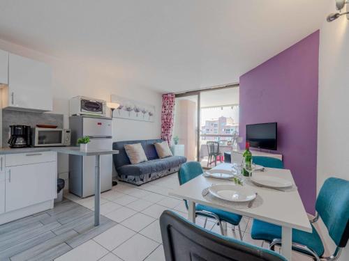 une cuisine et un salon avec une table et des chaises dans l'établissement Apartment Barbados-2 by Interhome, au Barcarès