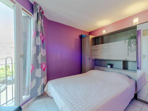 - une chambre avec un lit et un mur violet dans l'établissement Apartment Barbados-2 by Interhome, au Barcarès