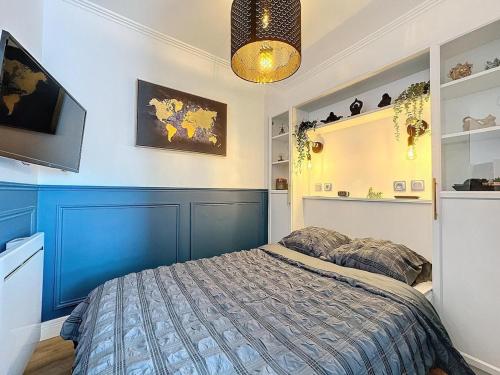 - une chambre avec des murs bleus et un lit dans l'établissement L'Azuro - jardin privé, à Troyes