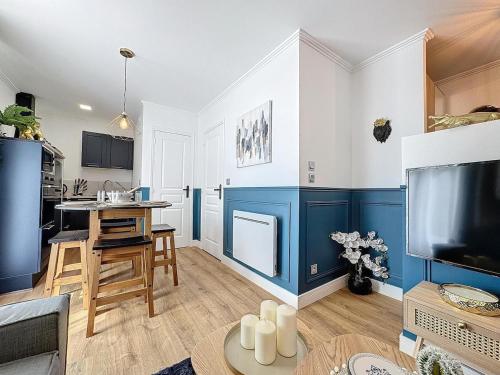 - un salon aux murs bleus et blancs dans l'établissement L'Azuro - jardin privé, à Troyes